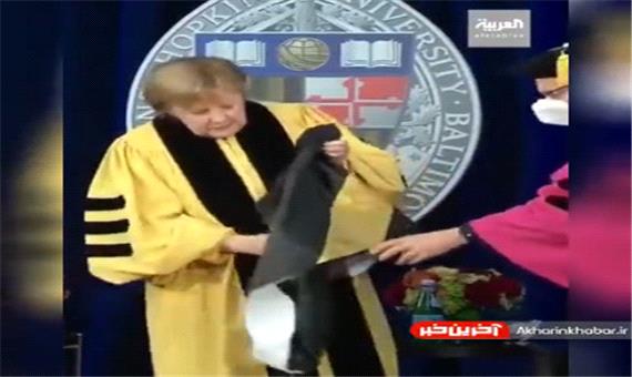 دردسرهای آنگلا مرکل هنگام پوشیدن ردای دکترا