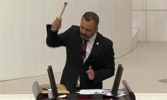 اقدام جالب نماینده مخالف اردوغان علیه تصویب قانون ضد آزادی بیان