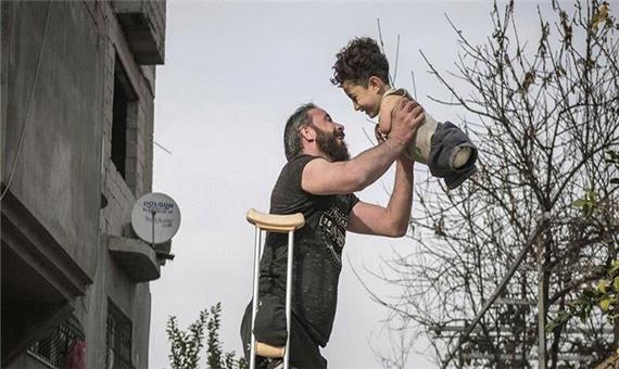 تصویر تکان‌دهنده شادی پدر و پسر معلول سوری