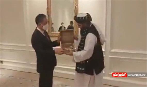 هدیه طالبان به وزیر خارجه چین