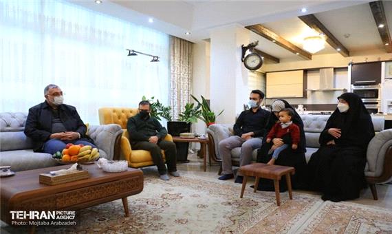حضور زاکانی در منزل فرمانده فقید یگان حفاظت شهرداری تهران