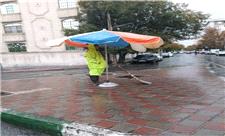 استقرار چترهای کارگری در منطقه 4 برای جلوگیری از آب‌گرفتگی معابر