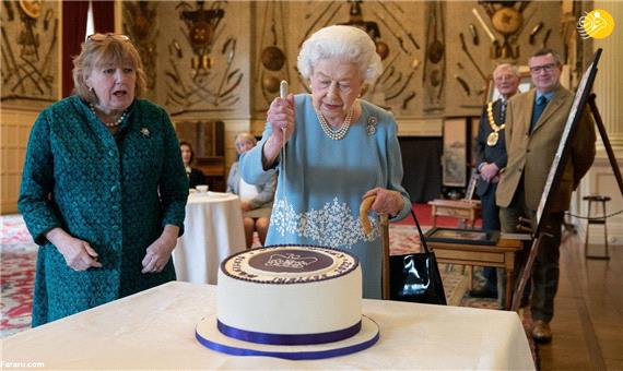 ملکه انگلیس کیک هفتادمین سالگرد سلطنت خود را برید