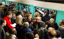 اعتصاب کارگران مترو بر سر میزان حقوق، پاریسی ها را سرگردان کرد