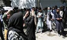 تظاهرات گروهی از زنان در افغانستان در اعتراض به سیاست‌های طالبان