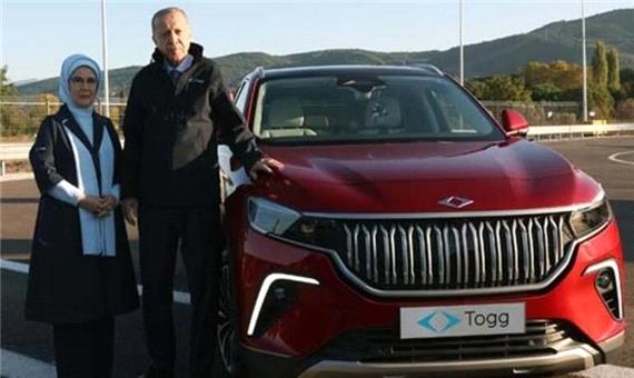 خروج نخستین خودرو ملی ترکیه از خط تولید با رانندگی اردوغان
