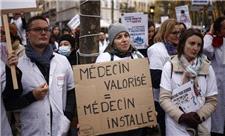 تمدید اعتصاب پزشکان فرانسه در بحبوحه شیوع کرونا و آنفلوانزا