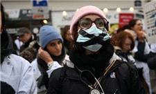 اعتراض کادر درمان در فرانسه؛ پزشکان فرانسوی وسایل خود را بر زمین گذاشتند!