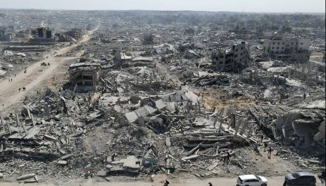 وظیفه دشوار و تلخ بیرون آوردن هزاران جسد از زیر آوار غزه