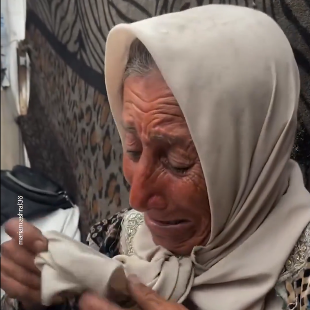 اشک‌های مادربزرگ فلسطینی بابت غرق شدن خیمه‌اش