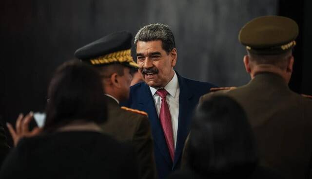 پالتیکو: کاخ سفید در حال بررسی انتقال مادورو به کشور ثالث است