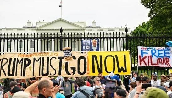 تجمع مقابل کاخ سفید؛ ترامپ را استیضاح کنید!