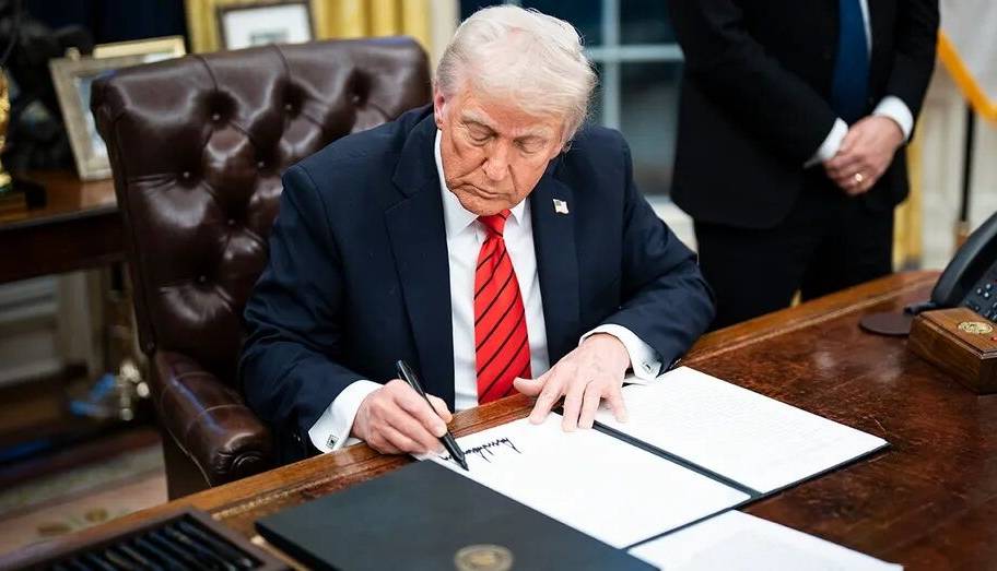 ترامپ: هر سند و فرمان اجرایی امضاشده بایدن با دستگاه امضای خودکار بی‌اعتبار است