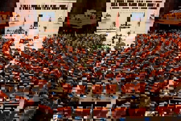 وقوع زد و خورد میان نمایندگان پارلمان ترکیه+فیلم