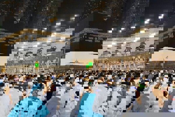 پایین پریدن یکی از زائران حج عمره از مسجدالحرام+ فیلم