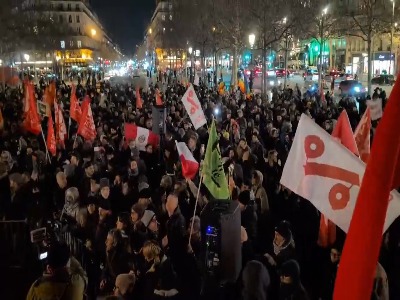 تظاهرات در پاریس علیه تجاوز آمریکا به ونزوئلا