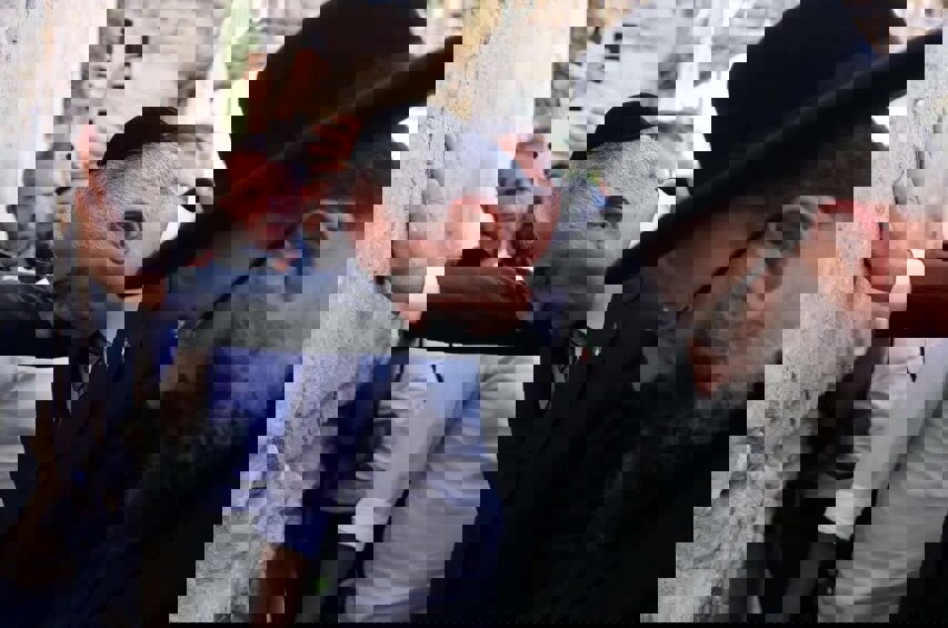 «شاه ربات‌ها»؛ افشاگری روزنامه فرانسوی از «لایک»های رضا پهلوی