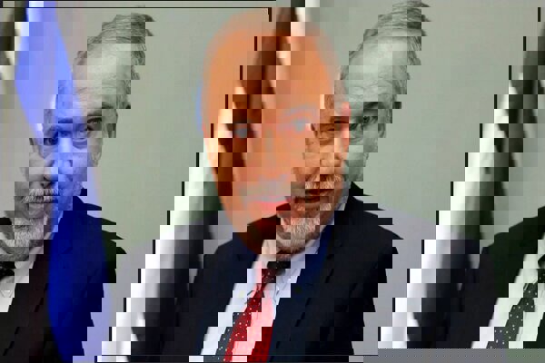 لیبرمن: نتانیاهو سگ مطیع و ابزار دست ترامپ است