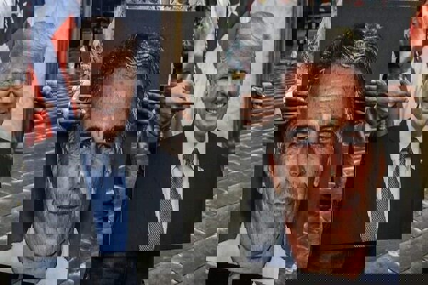 همه می‌دانند اِپستین چه می‌کند