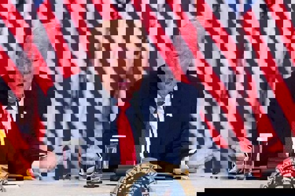 ترامپ: تعرفه واردات از همه کشورها به ۱۵ درصد افزایش یافت