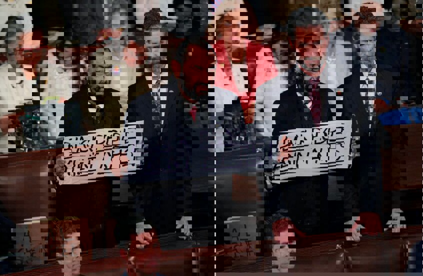 اخراج نماینده دموکرات از سخنرانی ترامپ با پلاکارد جنجالی