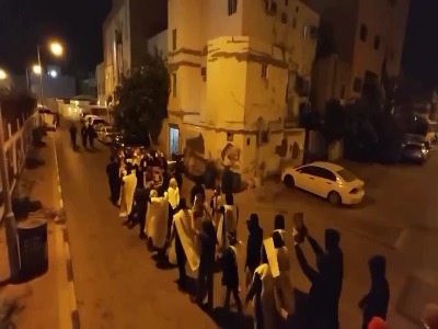 دهها بحرینی، کفن‌پوشان به خیابان‌ها آمدند