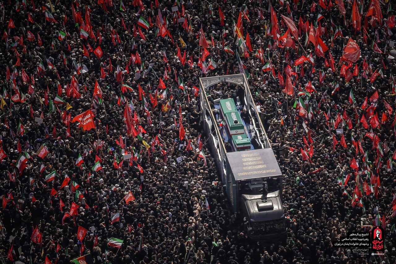 اسکای نیوز: انبوهی از مردم در مراسم تشییع رهبر انقلاب حضور دارند