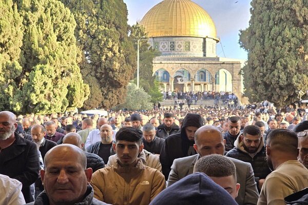 حضور ۷۰ هزار فلسطینی در نماز جمعه مسجدالاقصی+ فیلم