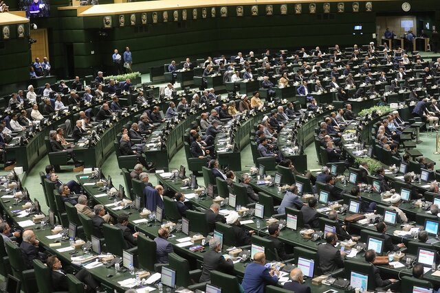 نماینده مجلس: به‌جای واریز پول برای کالابرگ بهتر است به مردم کالا بدهند | آخرین خبر