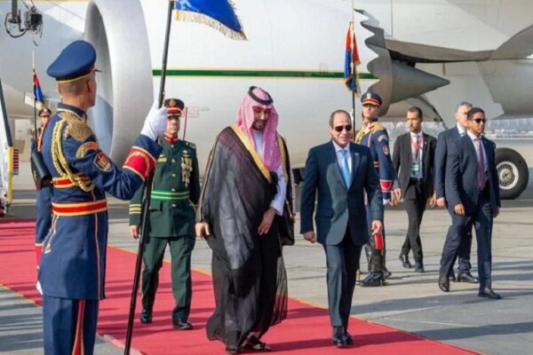 بن‌سلمان با استقبال السیسی وارد قاهره شد