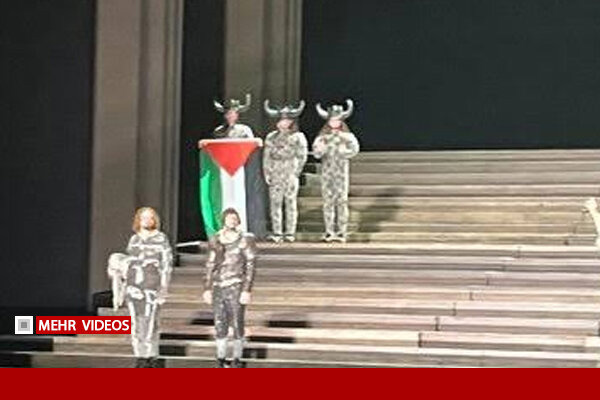 اخراج عضو گروه اپرای کانادا به‌دلیل برافراشتن پرچم فلسطین