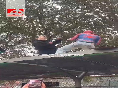 نبرد مرد عنکبوتی با مکرون در خیابان‌های پاریس!