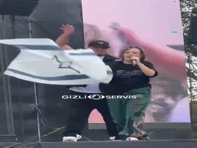 رپر کلمبیایی پرچم رژیم صهیونیستی را زیر پا لِه کرد